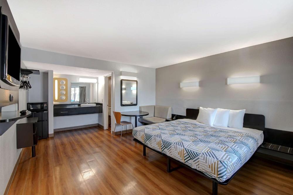 King Room - Non-Smoking interior